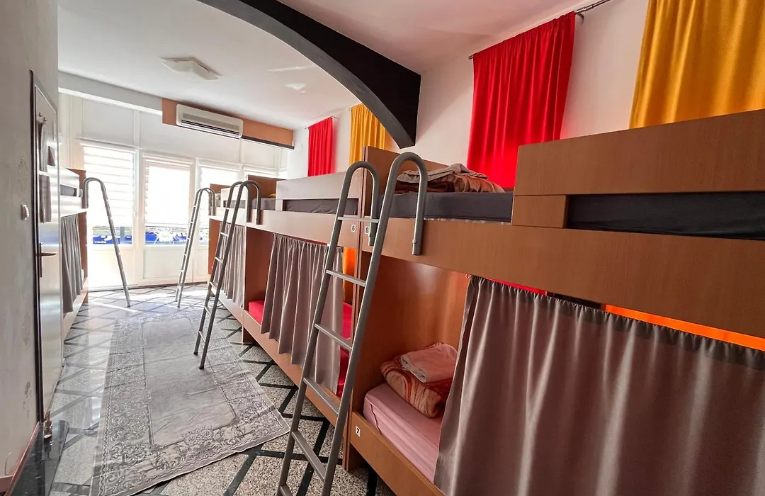Hostel Backpackers-1