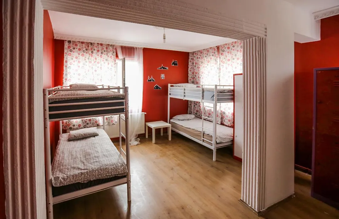 Van Backpackers Hostel-1